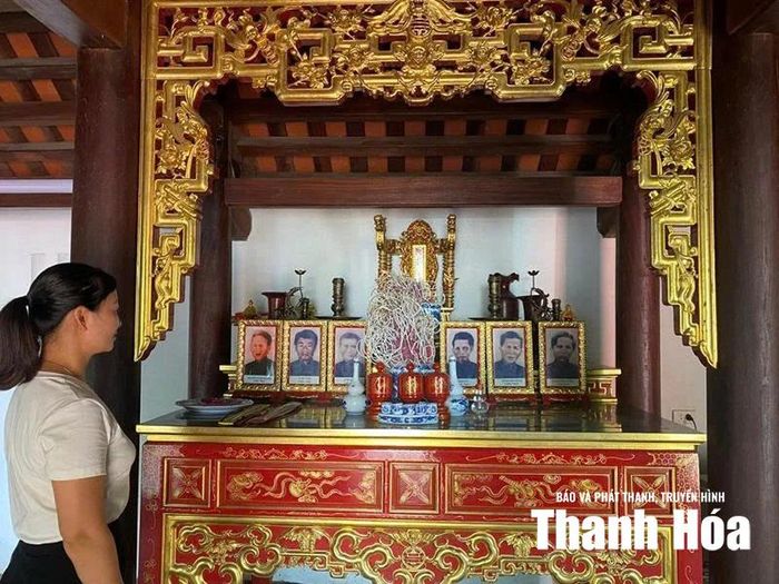 Bên trong đình Hàm Hạ, người dân đã lập bàn thờ đồng chí Lê Thế Long và các đảng viên ưu tú của chi bộ.