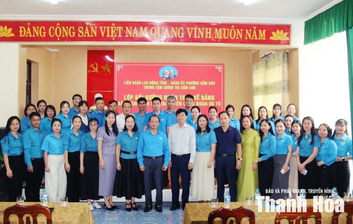 Lãnh đạo Liên đoàn Lao động tỉnh, phường Sầm Sơn và các học viên chụp ảnh lưu niệm.