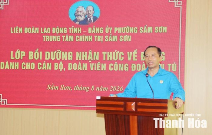 Chủ tịch Liên đoàn Lao động tỉnh Lương Trọng Thành phát biểu tại lễ khai giảng.