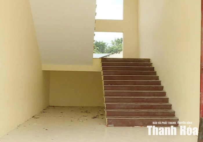 Nhiều hạng mục như hệ thống cửa, lan can và phần hoàn thiện của công trình vẫn chưa được thi công đồng bộ.