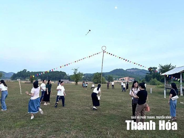 Du khách tham gia các trò chơi dân gian tại Khu Du lịch cộng đồng xã Xuân Thái...