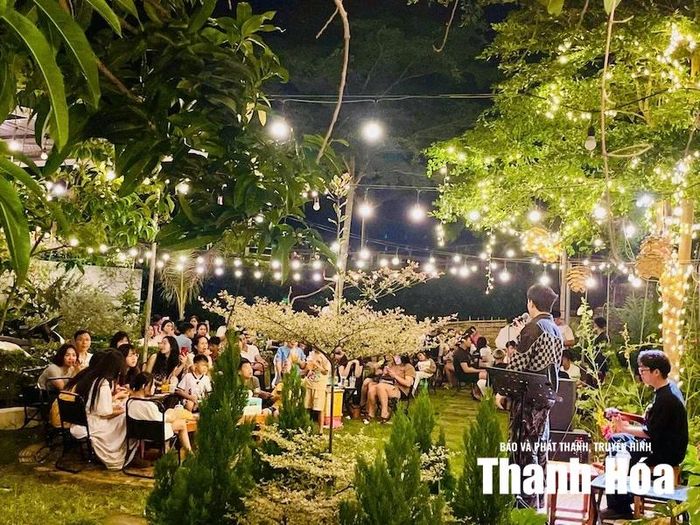 Đêm nhạc acoustic tại Tiệm cà phê Nhà Hùng thu hút đông đảo khách đến trải nghiệm.
