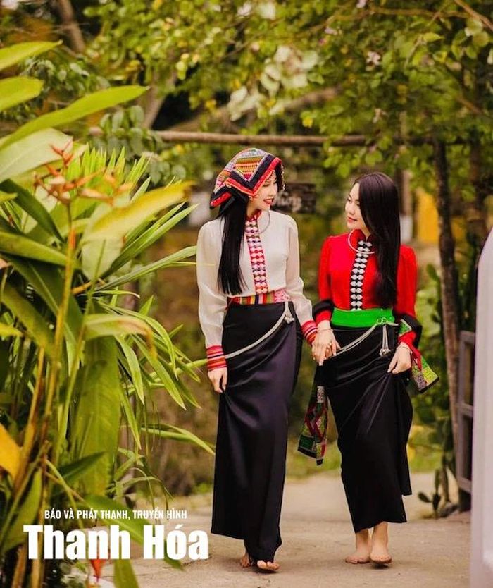 Du khách trải nghiệm chụp ảnh với trang phục truyền thống tại Tiệm cà phê Nhà Hùng.