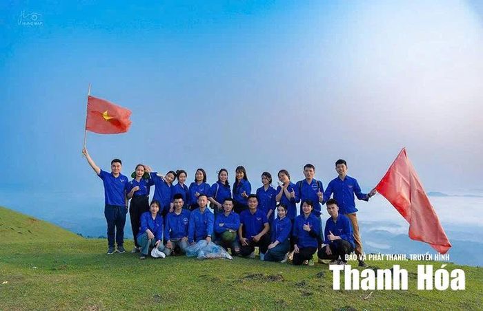 Anh Ngô Văn Hùng (ngoài cùng, bên trái) cùng các đoàn viên, thanh niên dọn rác tại đỉnh Pù Xèo.
