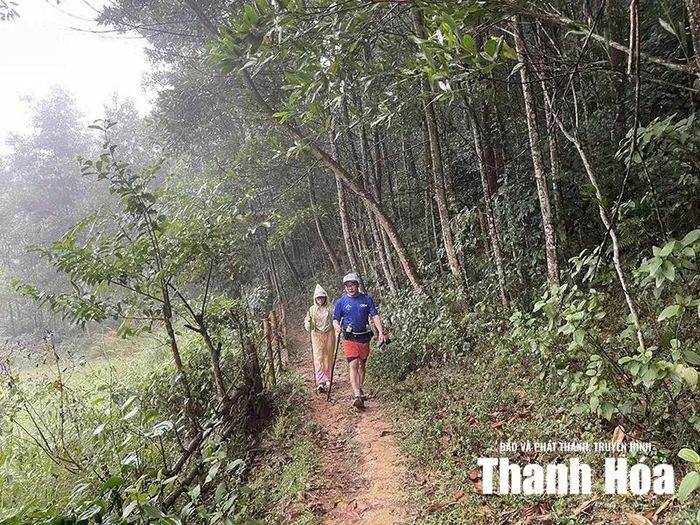 Hoạt động đi bộ khám phá thiên nhiên ngày càng được giới trẻ yêu thích.