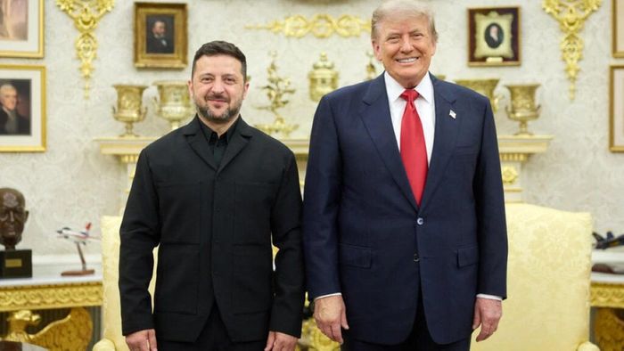 Tổng thống Ukraine Volodymyr Zelensky (trái) và Tổng thống Mỹ Donald Trump chụp ảnh chung trong cuộc gặp ở Washington, DC. Ảnh: AFP.