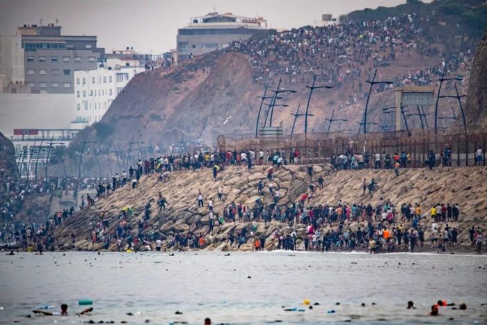 Người di cư trở về Maroc từ vùng lãnh thổ tự trị Ceuta của Tây Ban Nha, ngày 31 tháng 7 năm 2026. Ảnh: AP.
