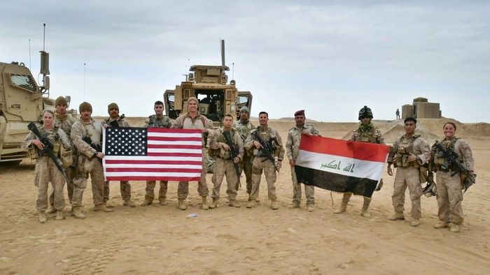 Lính thủy đánh bộ Mỹ chụp ảnh cùng binh sĩ Iraq vào ngày 27 tháng 11 năm 2017. Ảnh: USMC.
