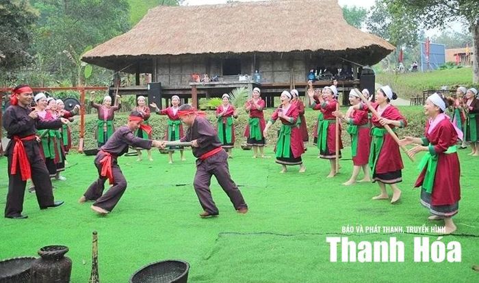 Các nghệ nhân, diễn viên đồng bào dân tộc Thổ Thanh Hóa tái hiện trích đoạn “Chậm đò ho” trong ngày hội “Sắc xuân trên mọi miền Tổ quốc” tại Làng văn hóa các dân tộc Việt Nam năm 2023.
