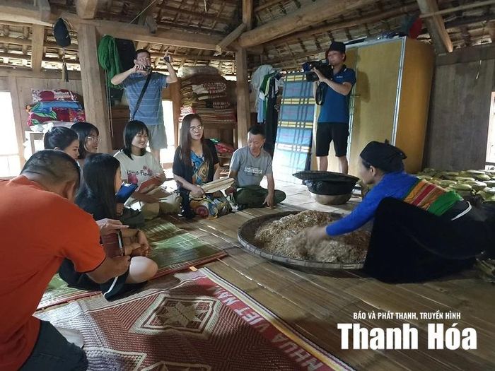 Các họa sĩ khai thác tư liệu tại làng nghề sản xuất rượu cần.