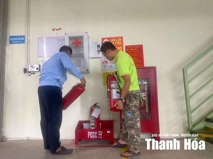 Đội PCCC cơ sở Công ty TNHH Trường Phát Toàn Cầu kiểm tra phương tiện, thiết bị nhằm kịp thời phát hiện, xử lý nguy cơ mất an toàn.