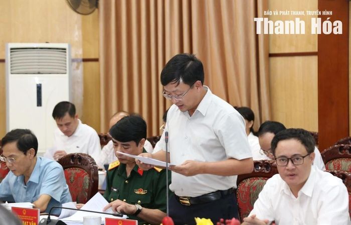 Chánh Văn phòng UBND tỉnh Nguyễn Thế Anh trình bày báo cáo tình hình kinh tế - xã hội tháng 7/2026.