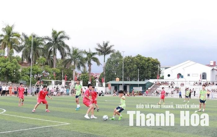 Các cầu thủ nhí thi đấu quyết tâm, cống hiến nhiều pha bóng hấp dẫn ngay trong ngày đầu Giải Bóng đá Thiếu nhi Thiệu Hóa - Cúp ALIVIA năm 2026.