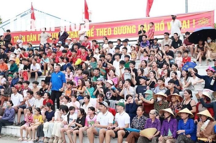 Đông đảo người dân, phụ huynh và các em thiếu nhi đến sân cổ vũ, tạo nên bầu không khí sôi động cho giải đấu.