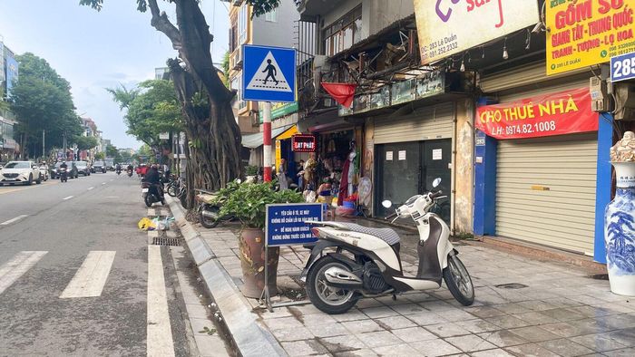 Mặt tiền đường Lê Duẩn của khu đất cũng đang được làm mặt bằng kinh doanh.