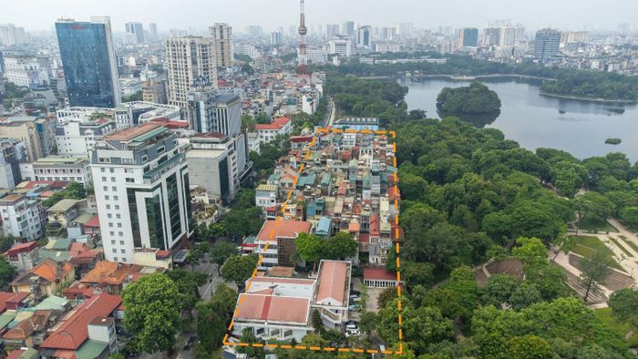 Nằm trong khuôn viên của công viên Thống Nhất đoạn giáp với đường Nguyễn Đình Chiểu, thuộc địa bàn phường Hai Bà Trưng, TP Hà Nội có một khu dân cư có thể bị di dời theo quy hoạch. (Ranh giới khu dân cư được vẽ tương đối trong đường kẻ màu cam).