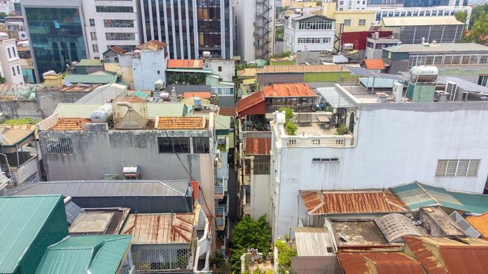 Với đường Lê Duẩn, đoạn đối diện đường tàu, từ Trần Nhân Tông - Đại Cồ Việt có giá đất ở VT1 hơn 264 triệu/m2, đất ở VT2-VT4 có giá 87,1 - 132,4 triệu/m2.