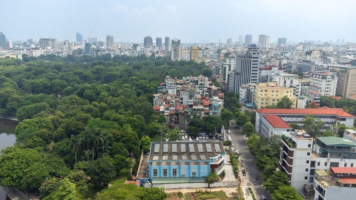 Về vị trí cụ thể, đây đều là những hộ dân nằm ở ngõ 4, 18, 30, 44 phố Nguyễn Đình Chiểu; có mặt tiền phía đông nam giáp với đường Nguyễn Đình Chiểu; phía tây nam giáp với bãi đỗ xe; phía bắc và tây bắc giáp với khu vực hiện hữu của công viên Thống Nhất.