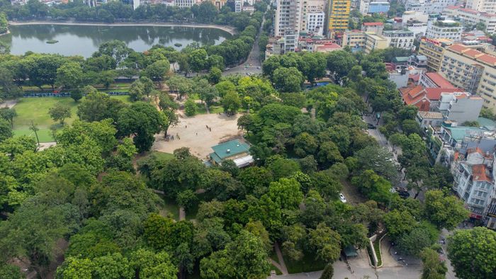 Mặt tiền của công viên Thống Nhất ở phía phố Trần Nhân Tông hiện đang được quây rào để cải tạo, xây dựng quảng trường phố đi bộ.
