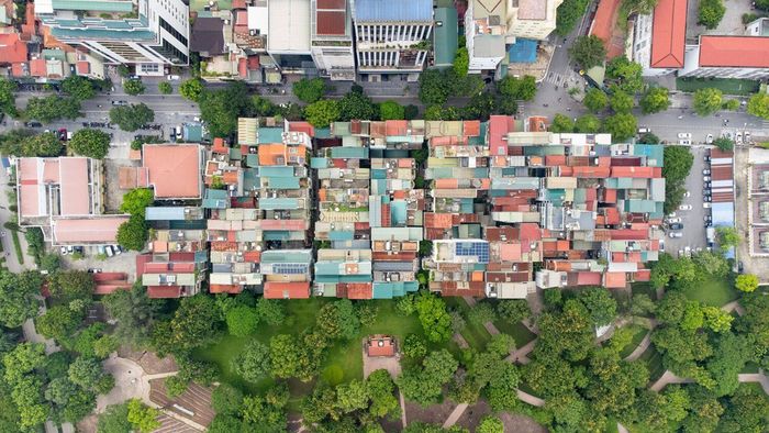 Khu vực này hiện có nhiều công trình kiên cố, phía mặt tiền đường Nguyễn Đình Chiểu là mặt bằng kinh doanh, cùng một số trụ sở và tòa nhà văn phòng ở đoạn gần phố Tuệ Tĩnh.