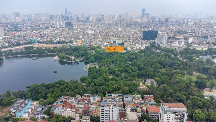 Nằm ở phía đường Lê Duẩn, đoạn giáp với Rạp Xiếc Trung ương Hà Nội cũng có một khu dân cư nhỏ thuộc ô đất A.1/CXDT2, một số hộ dân ở phần mặt tiền nằm trong phạm vi của đường Lê Duẩn mở rộng. Giáp với phía đông của khu dân cư là dự án bãi đỗ xe ngầm.