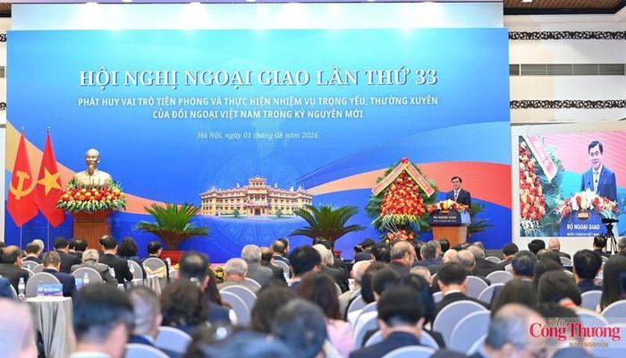 Thứ trưởng Bộ Công Thương Nguyễn Sinh Nhật Tân trình bày tham luận với chủ đề “Công tác ngoại giao kinh tế, hội nhập kinh tế quốc tế thời gian qua, phương hướng triển khai trong thời gian tới”. Ảnh: moit.gov.vn