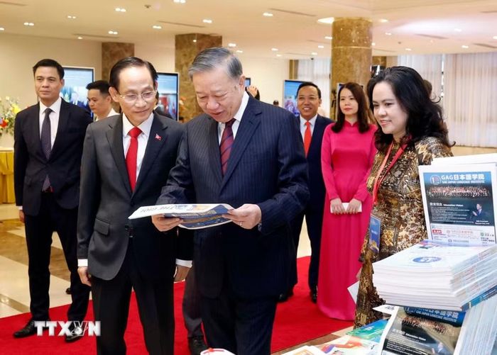 Tổng Bí thư, Chủ tịch nước Tô Lâm xem một số hình ảnh đối ngoại bên lề hội nghị. Ảnh: Thống Nhất/TTXVN