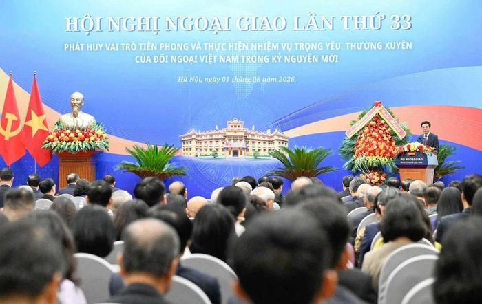 Trong khuôn khổ lễ Khai mạc Hội nghị Ngoại giao lần thứ 33, Ủy viên Bộ Chính trị, Phó Thủ tướng Chính phủ, Bộ trưởng Bộ Quốc phòng Phan Văn Giang trình bày tham luận phát huy vai trò tiên phong và thực hiện nhiệm vụ trọng yếu, thường xuyên của đối ngoại Việt Nam trong kỷ nguyên mới. Ảnh: Nguyễn Hồng