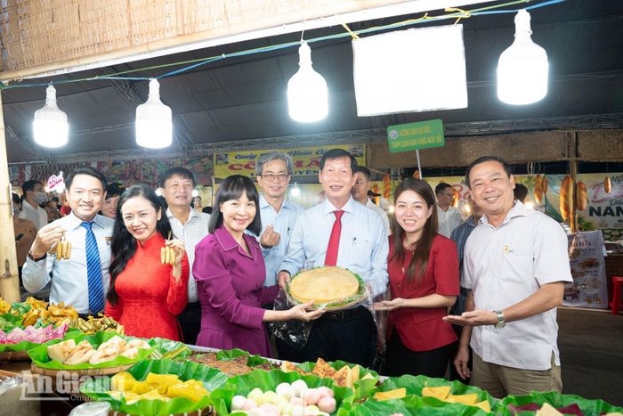Các đại biểu tham quan các gian hàng bánh dân gian.
