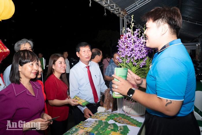 Các đại biểu tham quan các gian hàng sản phẩm du lịch.