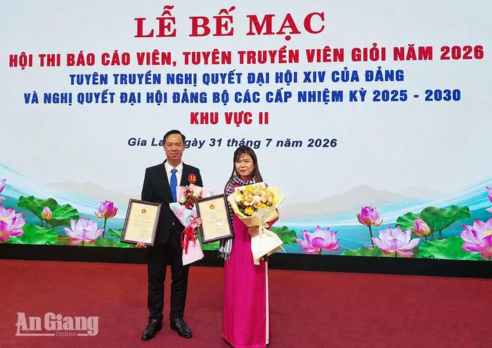 Hai thí sinh An Giang nhận giải tại Hội thi báo cáo viên, tuyên truyền viên giỏi toàn quốc năm 2026, khu vực II, tổ chức tại tỉnh Gia Lai. Ảnh: THANH TIỀN