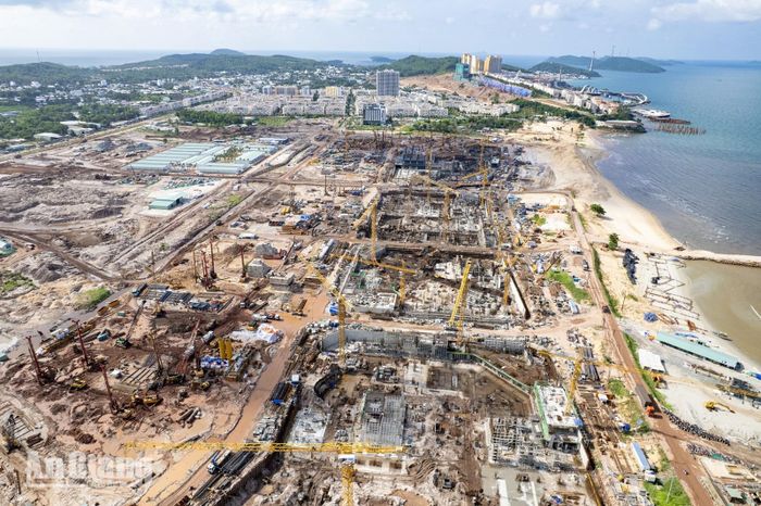Toàn cảnh công trường dự án Khu đô thị hỗn hợp - Bãi Đất Đỏ đang trong giai đoạn thi công nền móng, hàng loạt cẩu tháp và thiết bị cơ giới hoạt động dọc bờ biển. Ảnh: THỤY DU.