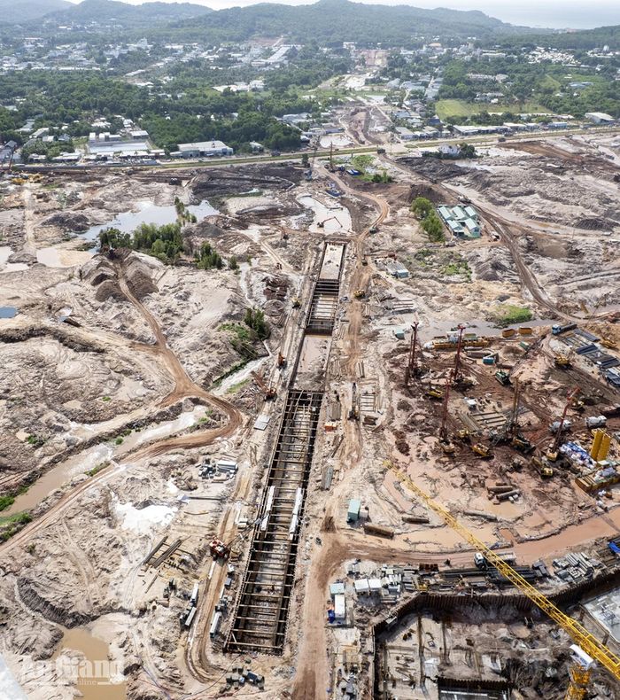 Đoạn ga ngầm đang thi công của Dự án Tuyến tàu điện đô thị đoạn 1, kéo dài giữa nền đất ngổn ngang bùn đất, cẩu tháp và thiết bị thi công dày đặc hai bên. Ảnh: THỤY DU.