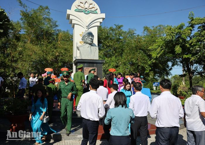 Người dân Ba Chúc thắp hương tưởng niệm cố Thủ tướng Võ Văn Kiệt.