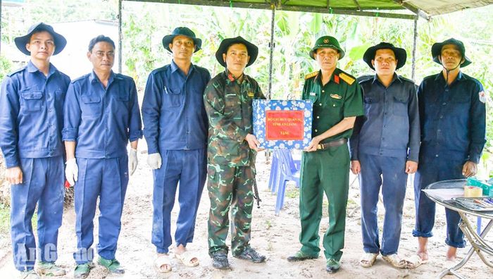 Đại tá Cao Minh Tâm tặng quà cho Đội K92 đang thực hiện nhiệm vụ tại ấp Rẫy Mới, xã Kiên Lương.