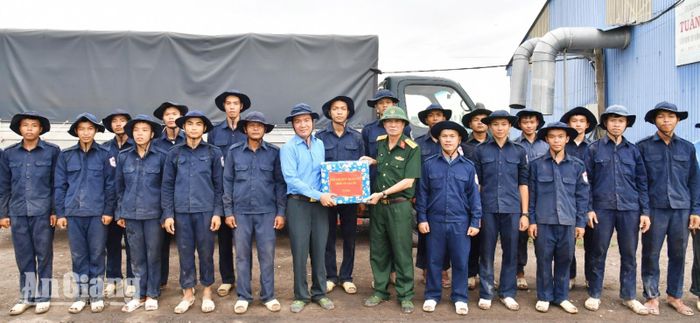 Đại tá Cao Minh Tâm tặng quà cho Đội K92 đang thực hiện nhiệm vụ tại ấp Tám Ngàn, xã Hòa Điền.