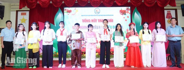 Ban tổ chức trao giải nhất, nhì, ba, khuyến khích cho thí sinh khối Trung học cơ sở.