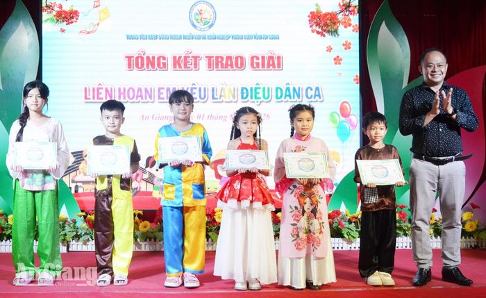 Ban tổ chức trao giải nhất, nhì, ba cho thí sinh đạt giải nội dung đơn ca khối tiểu học.