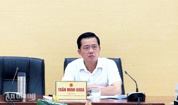 Chủ tịch UBND đặc khu Phú Quốc Trần Minh Khoa trả lời các ý kiến của người dân.