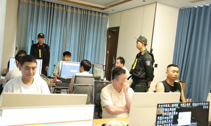  Ổ nhóm người nước ngoài hoạt động lừa đảo bằng hình thức vận hành sàn giao dịch thương mại ảo tại Khu đô thị Him Lam bị bắt quả tang. 
