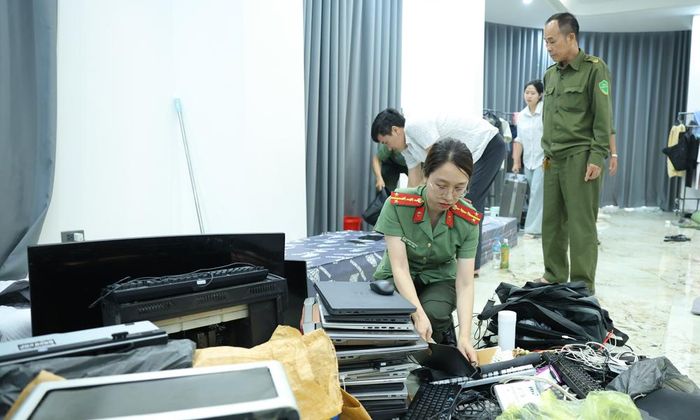  Lực lượng Công an tỉnh thu giữ tang vật các đối tượng người nước ngoài lưu trú tại số 15, đường Nguyễn Quyền dùng để lừa đảo chiếm đoạt tài sản. 