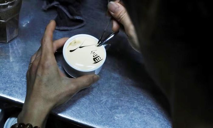  Người pha chế trang trí cho ly càphê trứng với hình ảnh Tháp Rùa. 