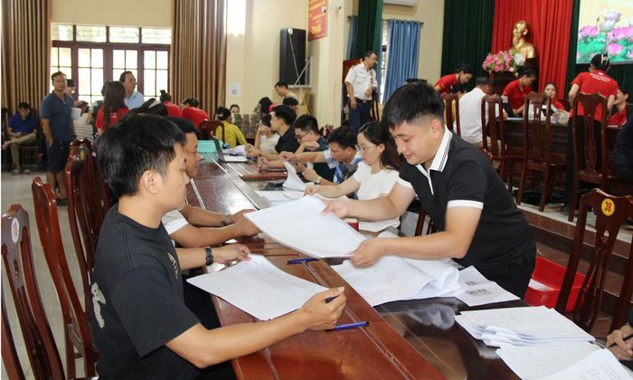  Cán bộ các đơn vị liên quan hỗ trợ người dân hoàn thiện thủ tục trước khi nhận tiền bồi thường. 