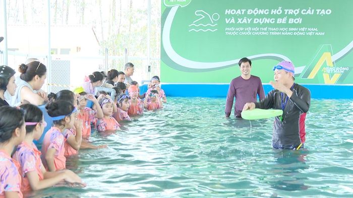 Sau khi cắt băng khánh thành, Trường Tiểu học Đồng Vương tổ chức lớp học bơi miễn phí cho học sinh.