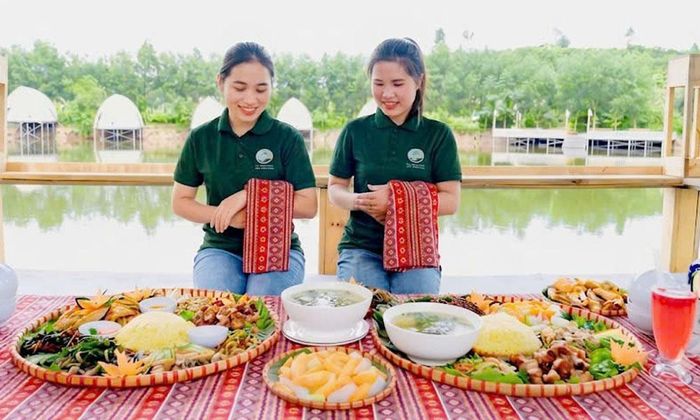 Ẩm thực phục vụ du khách tại Điểm du lịch sinh thái Bầu Tiên (xã Kiên Lao).