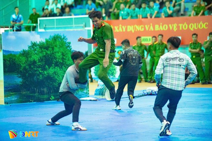 Lực lượng công an trình diễn phần thi võ thuật mãn nhãn tại Hội thao quân sự, võ thuật và thể thao Công an nhân dân năm 2026. Ảnh: NGUYÊN KHANG