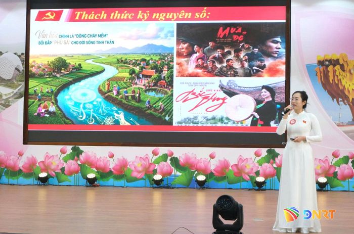 Thí sinh ứng dụng hình ảnh và các công cụ trình chiếu hiện đại tại Hội thi báo cáo viên, tuyên truyền viên giỏi Đảng bộ UBND thành phố năm 2026. Ảnh: HOÀNG THANH TÌNH