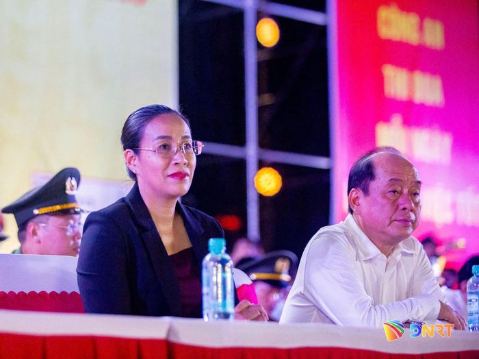 Phó Chủ tịch UBND thành phố Nguyễn Thị Anh Thi (bên trái) cùng lãnh đạo Công an thành phố dự buổi tổng duyệt. Ảnh: CÔNG - LÂM