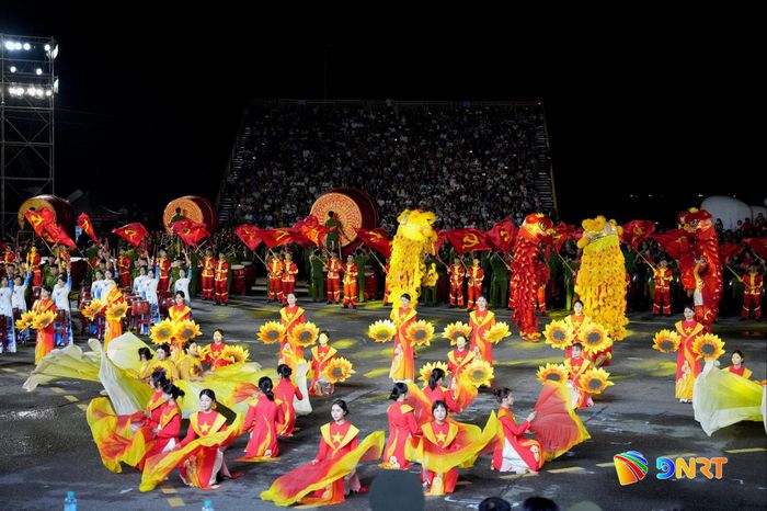 Chương trình trống hội mở màn đầy sắc màu ở buổi tổng duyệt. Ảnh: CÔNG - LÂM