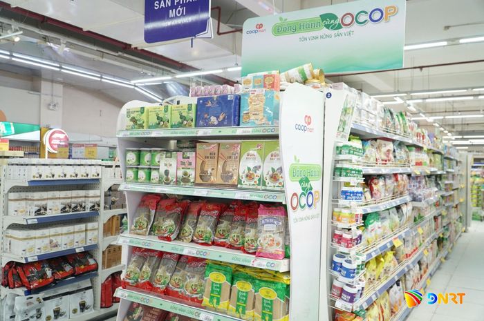 Không gian trưng bày sản phẩm OCOP Đà Nẵng tại siêu thị Co.opMart Đà Nẵng. Ảnh: HỮU ANH